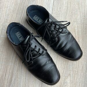 Boys black dress shoes size 5